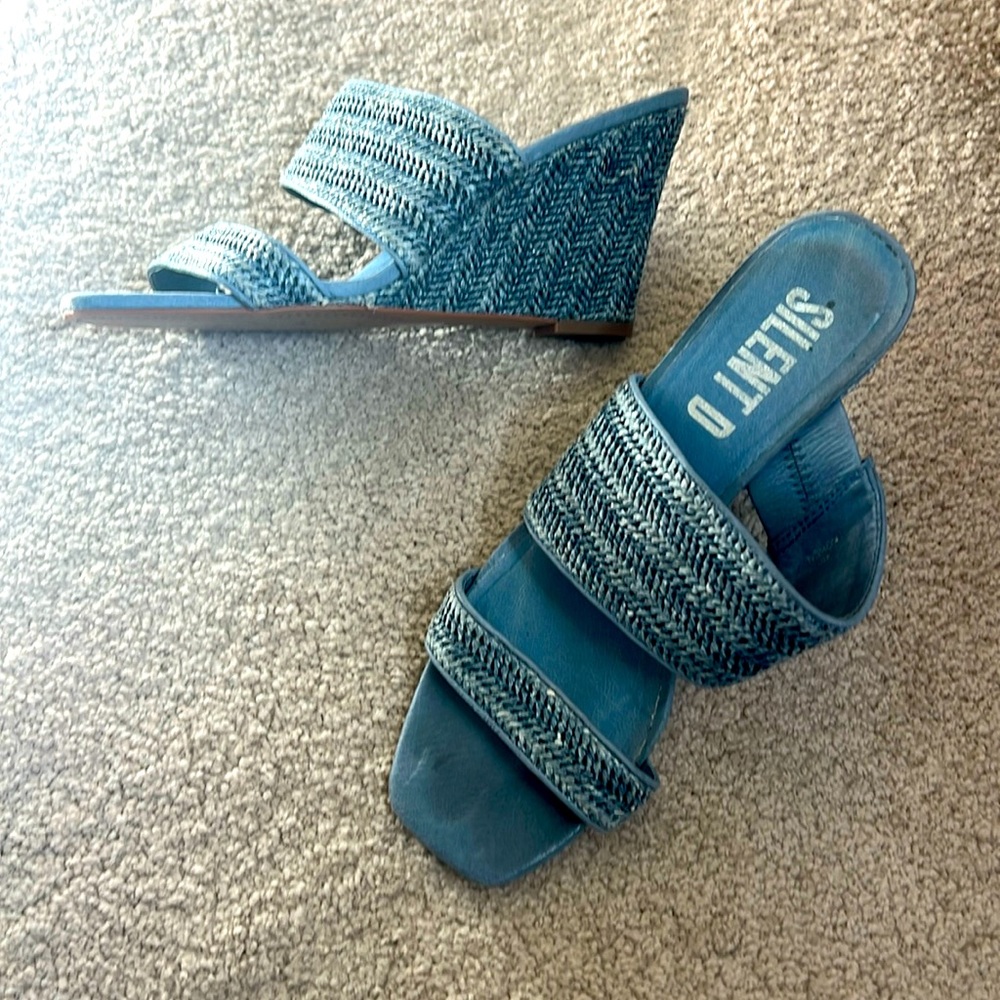 Light blue wedge. Raffia, slightly worn. Size 40
